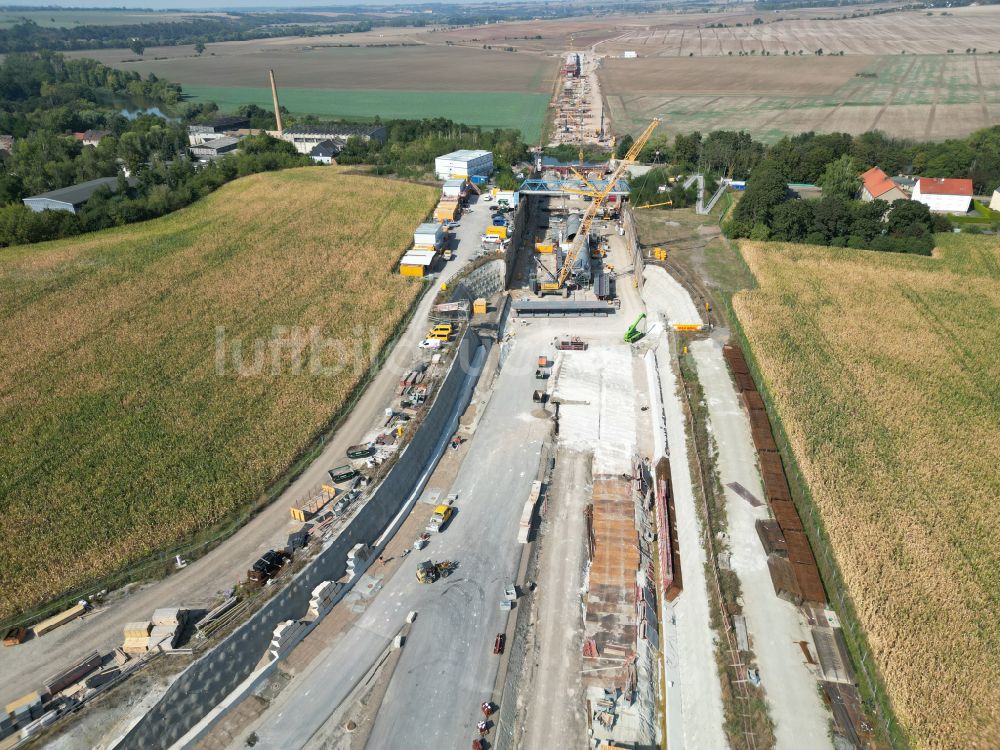 Luftaufnahme Salzmünde - Baustelle der Autobahnquerung Saalebrücke der BAB A 143 über die Saale in Salzmünde im Bundesland Sachsen-Anhalt, Deutschland