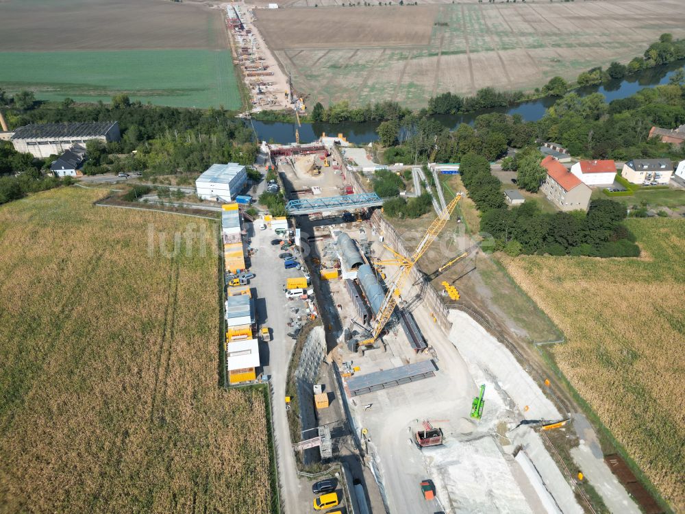 Salzmünde von oben - Baustelle der Autobahnquerung Saalebrücke der BAB A 143 über die Saale in Salzmünde im Bundesland Sachsen-Anhalt, Deutschland