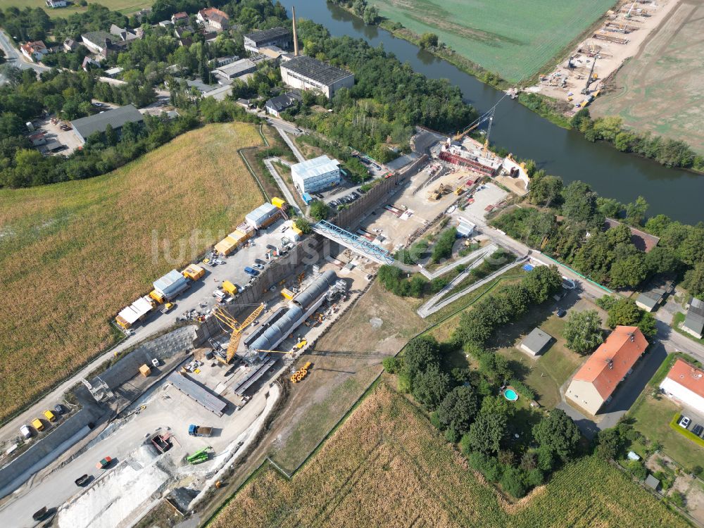 Salzmünde aus der Vogelperspektive: Baustelle der Autobahnquerung Saalebrücke der BAB A 143 über die Saale in Salzmünde im Bundesland Sachsen-Anhalt, Deutschland