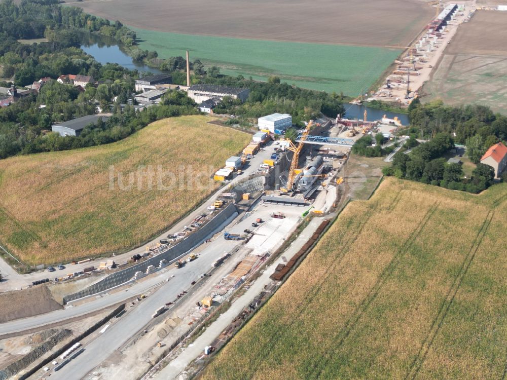 Luftbild Salzmünde - Baustelle der Autobahnquerung Saalebrücke der BAB A 143 über die Saale in Salzmünde im Bundesland Sachsen-Anhalt, Deutschland