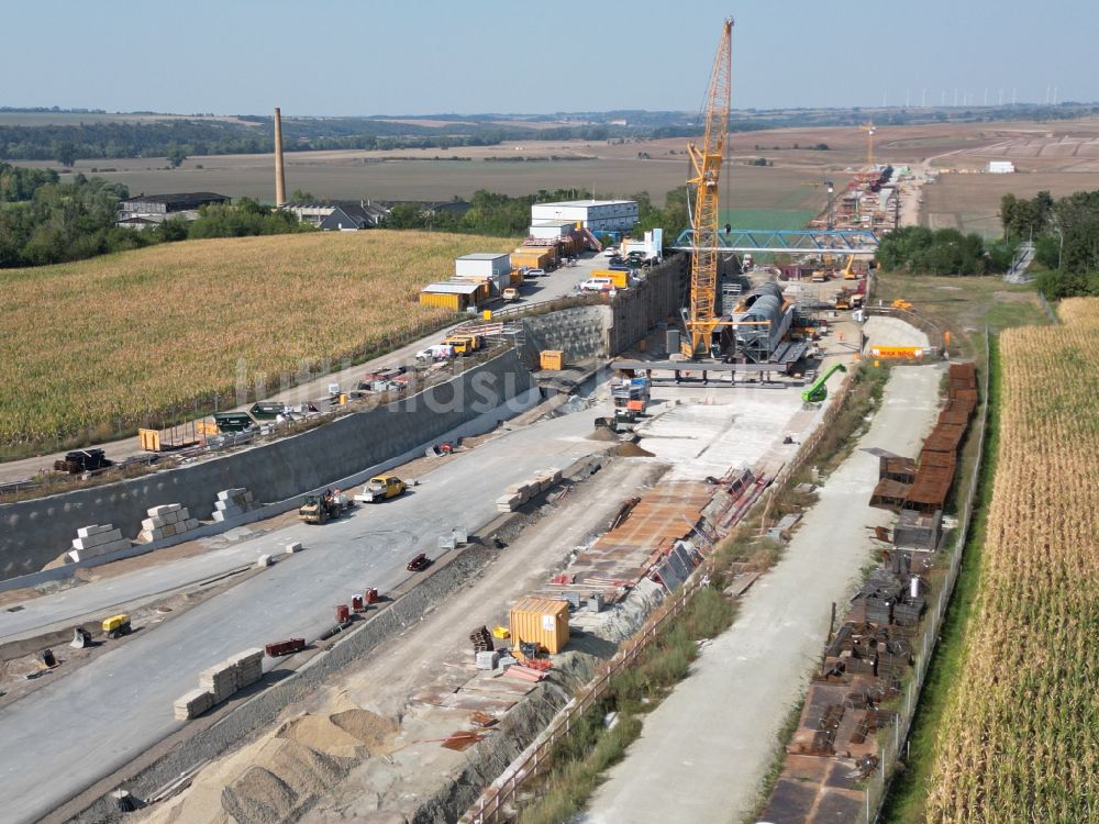 Luftaufnahme Salzmünde - Baustelle der Autobahnquerung Saalebrücke der BAB A 143 über die Saale in Salzmünde im Bundesland Sachsen-Anhalt, Deutschland