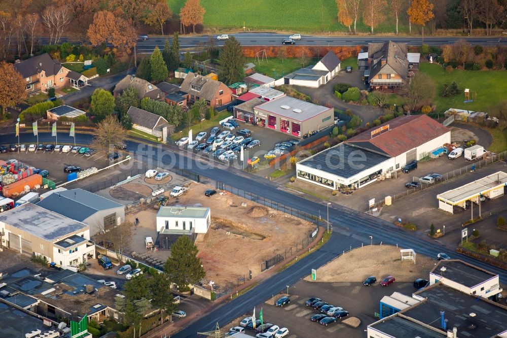 Voerde (Niederrhein) von oben - Baustelle am Autohandels- Gebäude des Autohauses Autohaus Schnurbusch GmbH Grenzstraße im Ortsteil Holthausen in Voerde (Niederrhein) im Bundesland Nordrhein-Westfalen