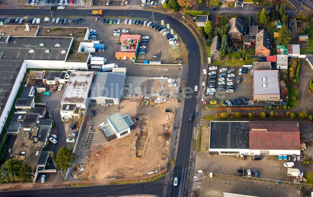 Luftaufnahme Voerde (Niederrhein) - Baustelle am Autohandels- Gebäude des Autohauses Autohaus Schnurbusch GmbH Grenzstraße im Ortsteil Holthausen in Voerde (Niederrhein) im Bundesland Nordrhein-Westfalen