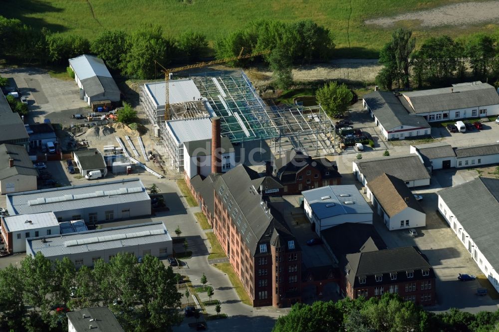 Teltow von oben - Baustelle am Autohandels- Gebäude des Autohauses der classics & friends GmbH in der Iserstraße auf dem Biomalz-Gewerbehof in Teltow im Bundesland Brandenburg, Deutschland