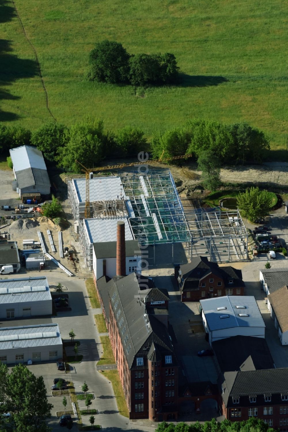 Teltow aus der Vogelperspektive: Baustelle am Autohandels- Gebäude des Autohauses der classics & friends GmbH in der Iserstraße auf dem Biomalz-Gewerbehof in Teltow im Bundesland Brandenburg, Deutschland