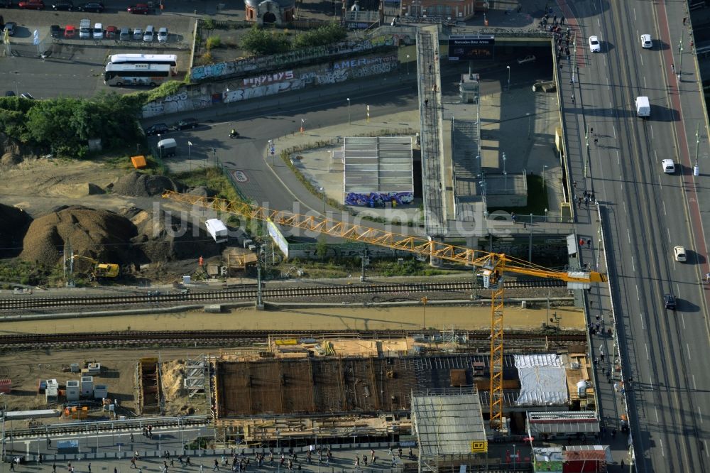 Berlin aus der Vogelperspektive: Baustelle an der S-Bahn Station Warschauer Straße an der Warschauer Brücke in Berlin