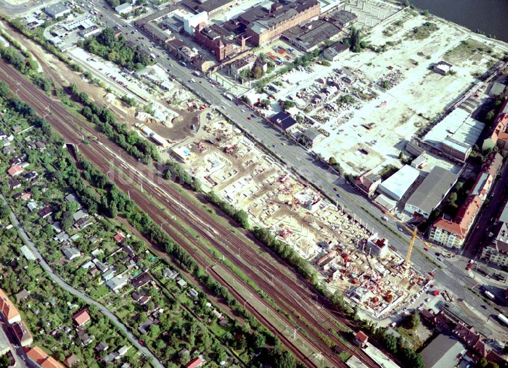 Luftbild Berlin - Schöneweide - Baustelle am Bahnhof Berlin - Schöneweide zur Errichtung eines KAUFLAND - Einkaufszentrums.