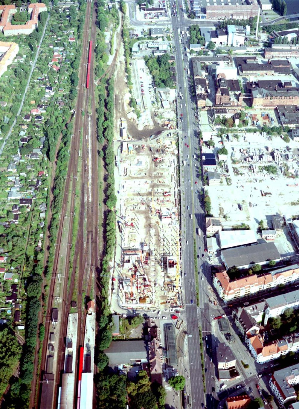 Berlin - Schöneweide aus der Vogelperspektive: Baustelle am Bahnhof Berlin - Schöneweide zur Errichtung eines KAUFLAND - Einkaufszentrums.