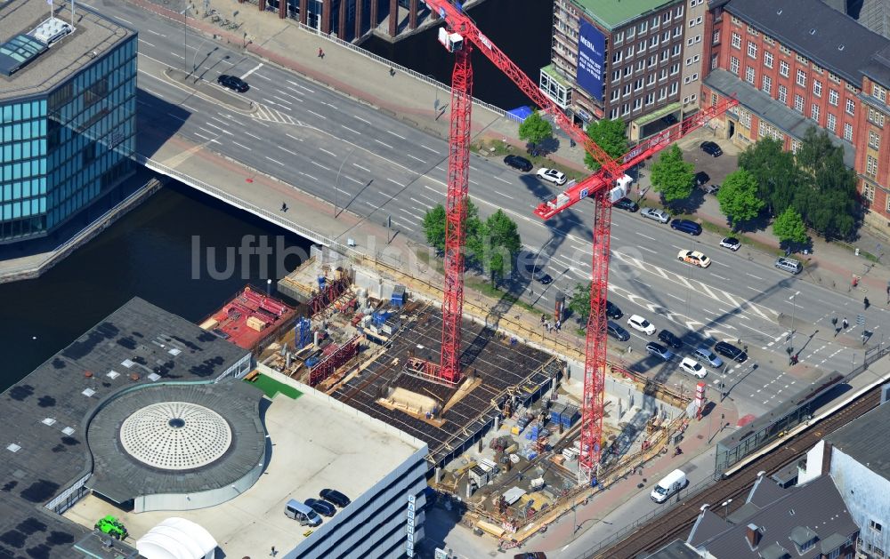 Hamburg aus der Vogelperspektive: Baustelle der Baufirma AUG. PRIEN Bauunternehmung GmbH & Co. KG zum Neubau eines Wohn- und Geschäftshauses am Rödlingsmarkt Ecke Ludwig-Erhard-Straße in Hamburg