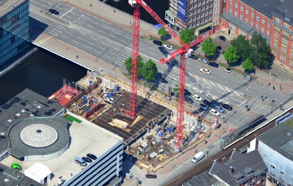 Luftbild Hamburg - Baustelle der Baufirma AUG. PRIEN Bauunternehmung GmbH & Co. KG zum Neubau eines Wohn- und Geschäftshauses am Rödlingsmarkt Ecke Ludwig-Erhard-Straße in Hamburg