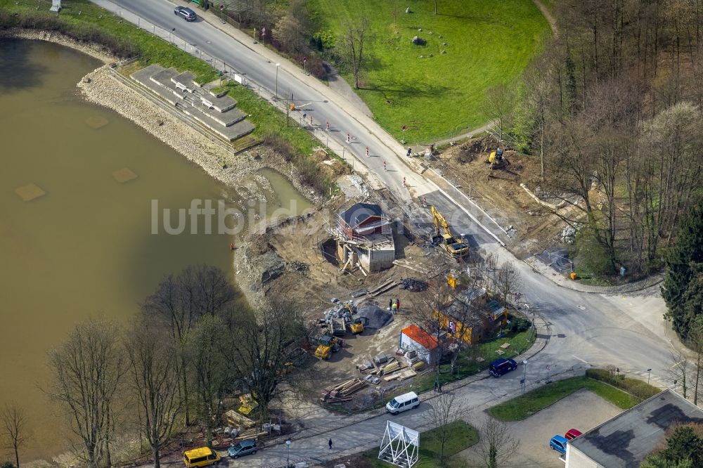 Mettmann aus der Vogelperspektive: Baustelle zu Befestigungs- und Tiefbauarbeiten am Ufer des Goldberger Teich in Mettmann im Bundesland Nordrhein-Westfalen