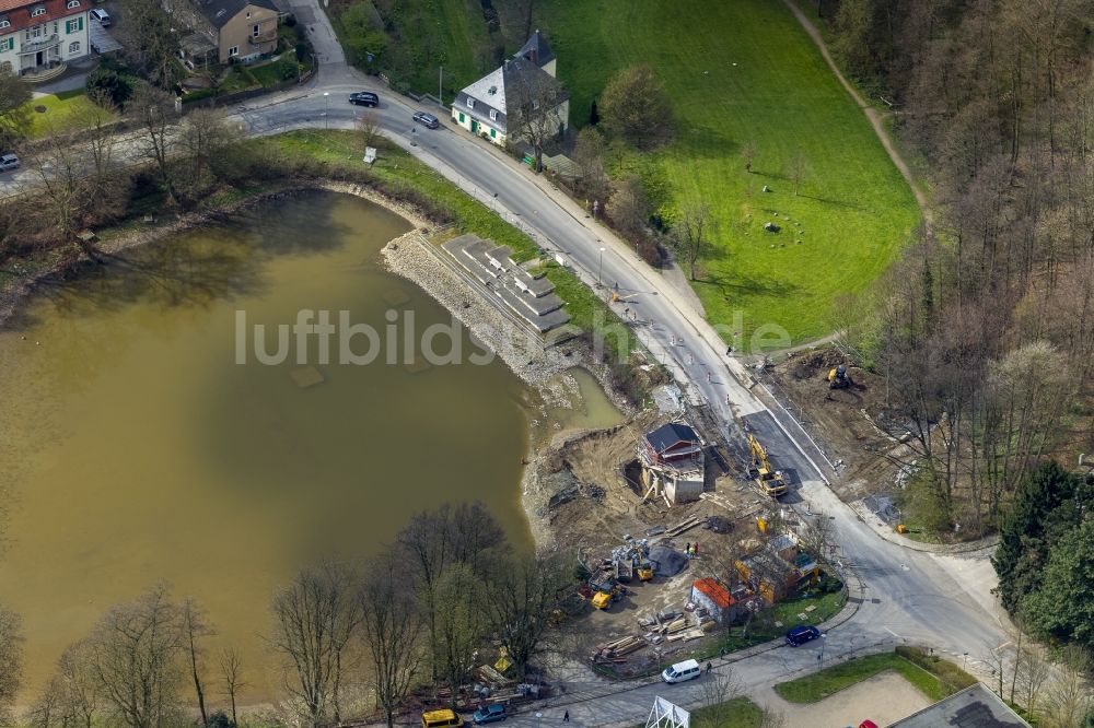 Luftbild Mettmann - Baustelle zu Befestigungs- und Tiefbauarbeiten am Ufer des Goldberger Teich in Mettmann im Bundesland Nordrhein-Westfalen