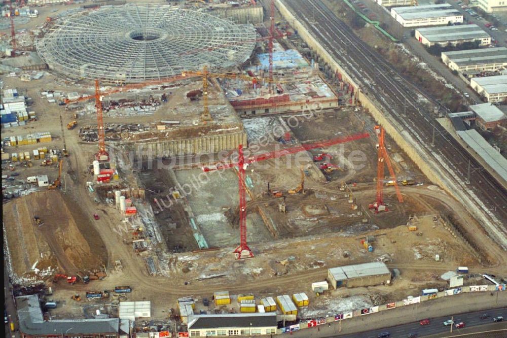 Berlin / Friedrichshain aus der Vogelperspektive: Baustelle der BERLIN-ARENA in Berlin Friedrichshain. Datum: 1995