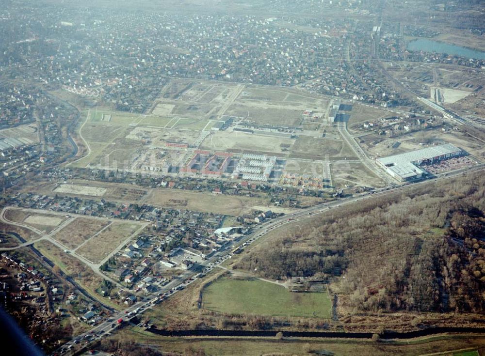 Luftbild Berlin - Biesdorf - Baustelle an der B1 in Berlin - Biesdorf zur Errichtung eines neuen Wohngebietes