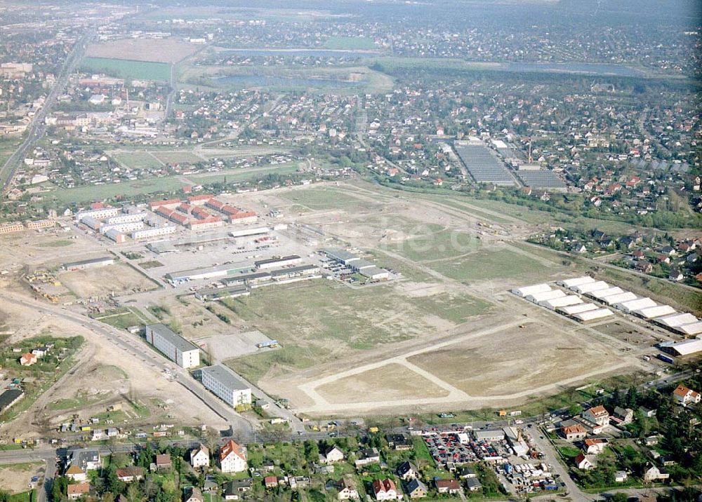 Berlin-Biesdorf aus der Vogelperspektive: Baustelle an der B1 in Berlin - Mahlsdorf zur Errichtung eines Baumarktes und versch. Gewerbeeinheiten.