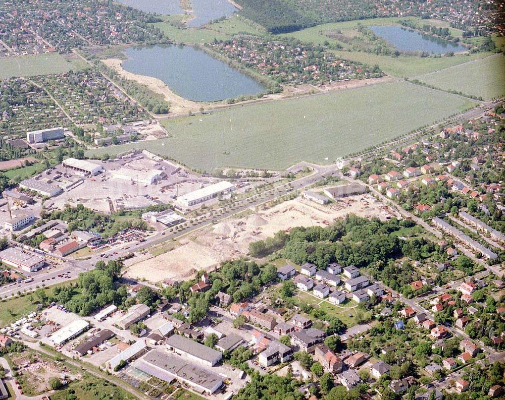 Berlin - Mahlsdorf aus der Vogelperspektive: Baustelle an der B1 in Berlin - Mahlsdorf zur Errichtung eines Baumarktes und versch. Gewerbeeinheiten.