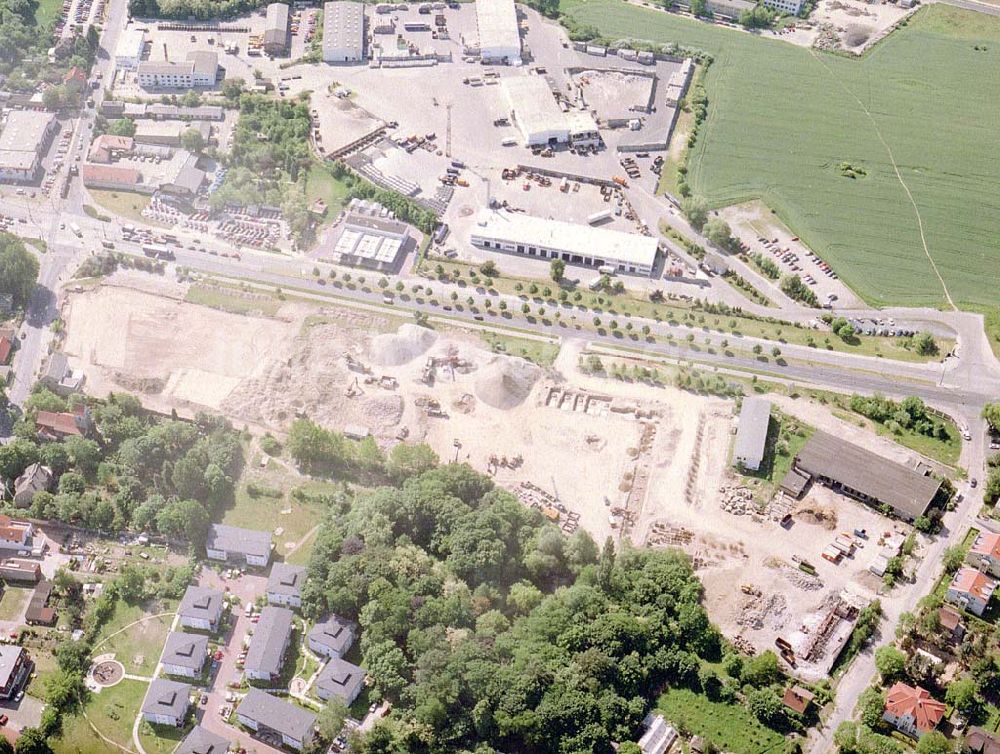 Luftbild Berlin - Mahlsdorf - Baustelle an der B1 in Berlin - Mahlsdorf zur Errichtung eines Baumarktes und versch. Gewerbeeinheiten.