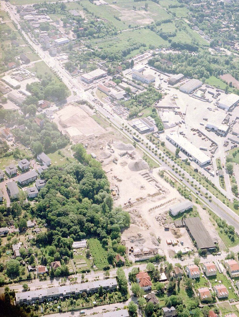 Luftaufnahme Berlin - Mahlsdorf - Baustelle an der B1 in Berlin - Mahlsdorf zur Errichtung eines Baumarktes und versch. Gewerbeeinheiten.