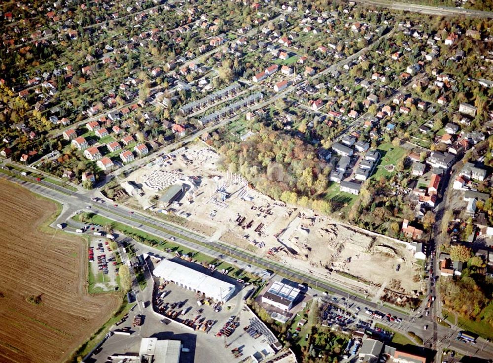 Luftaufnahme Berlin - Mahlsdorf - Baustelle an der B1 in Berlin - Mahlsdorf zur Errichtung eines Baumarktes und versch. Gewerbeeinheiten.