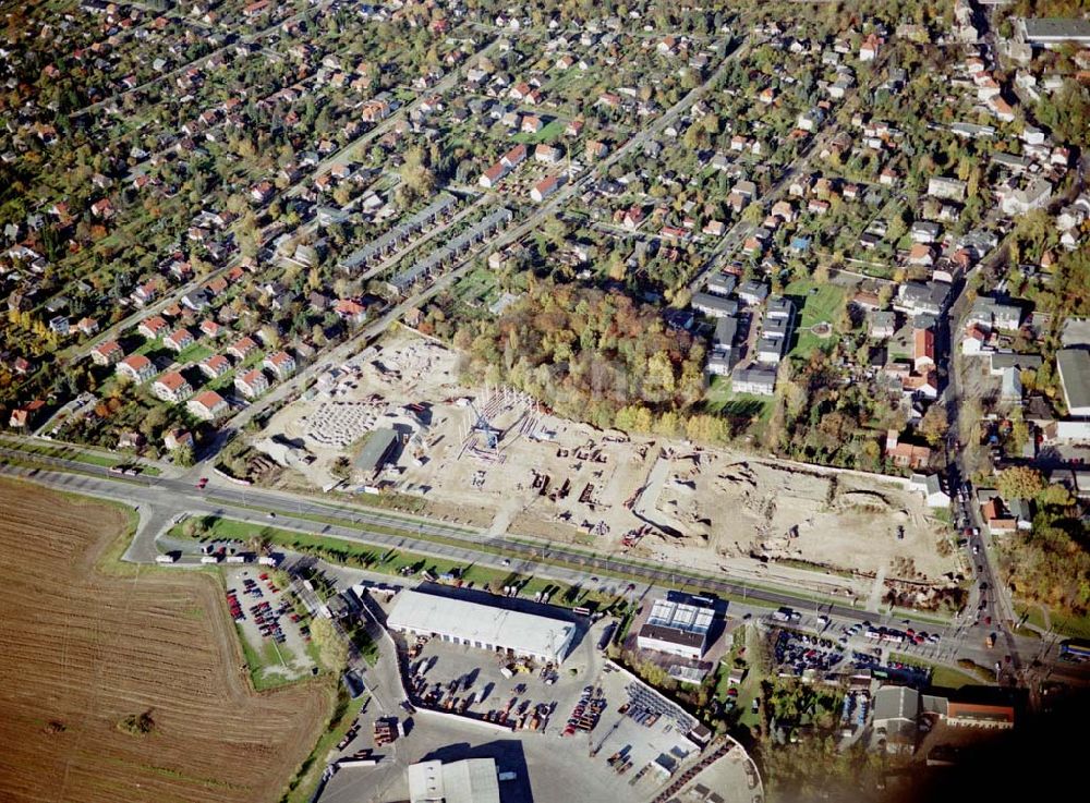 Berlin - Mahlsdorf von oben - Baustelle an der B1 in Berlin - Mahlsdorf zur Errichtung eines Baumarktes und versch. Gewerbeeinheiten.