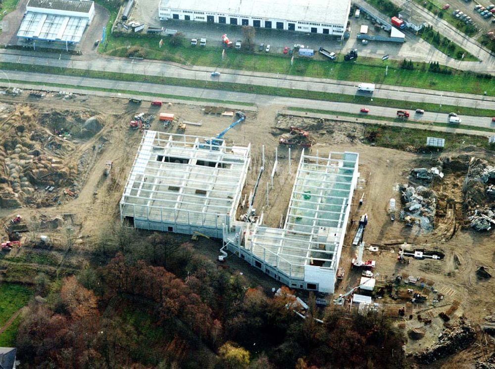 Luftaufnahme Berlin - Mahlsdorf - Baustelle an der B1 in Berlin - Mahlsdorf zur Errichtung eines Baumarktes und versch. Gewerbeeinheiten.