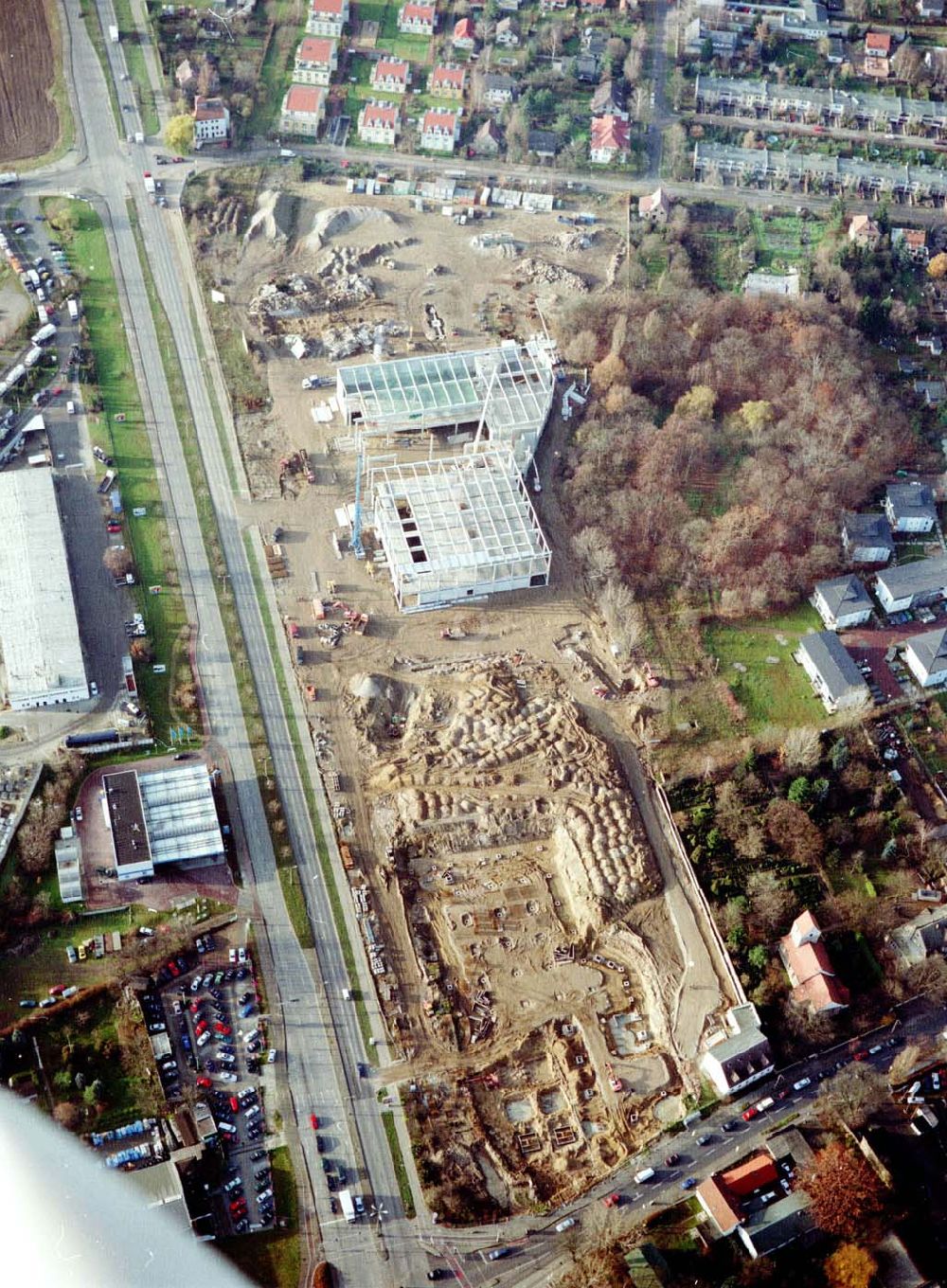 Berlin - Mahlsdorf aus der Vogelperspektive: Baustelle an der B1 in Berlin - Mahlsdorf zur Errichtung eines Baumarktes und versch. Gewerbeeinheiten.