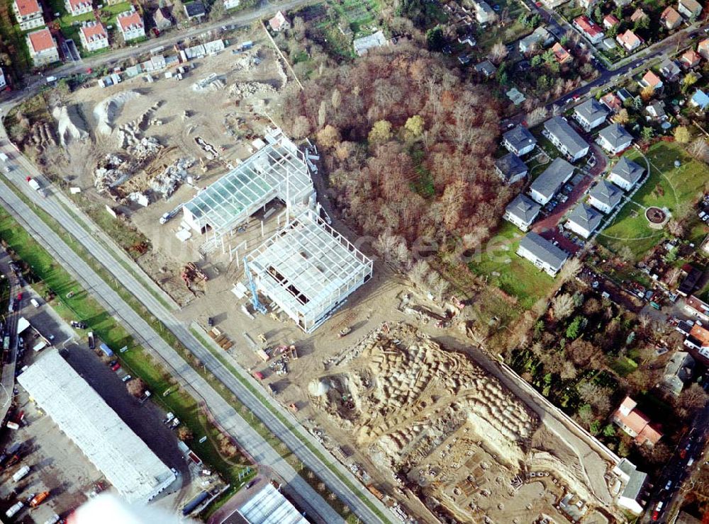 Luftaufnahme Berlin - Mahlsdorf - Baustelle an der B1 in Berlin - Mahlsdorf zur Errichtung eines Baumarktes und versch. Gewerbeeinheiten.