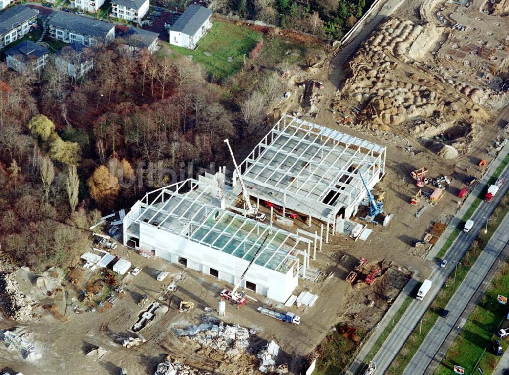 Berlin - Mahlsdorf von oben - Baustelle an der B1 in Berlin - Mahlsdorf zur Errichtung eines Baumarktes und versch. Gewerbeeinheiten.