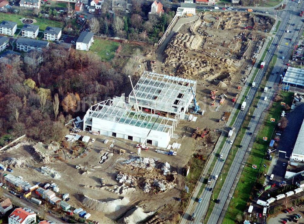 Berlin - Mahlsdorf aus der Vogelperspektive: Baustelle an der B1 in Berlin - Mahlsdorf zur Errichtung eines Baumarktes und versch. Gewerbeeinheiten.