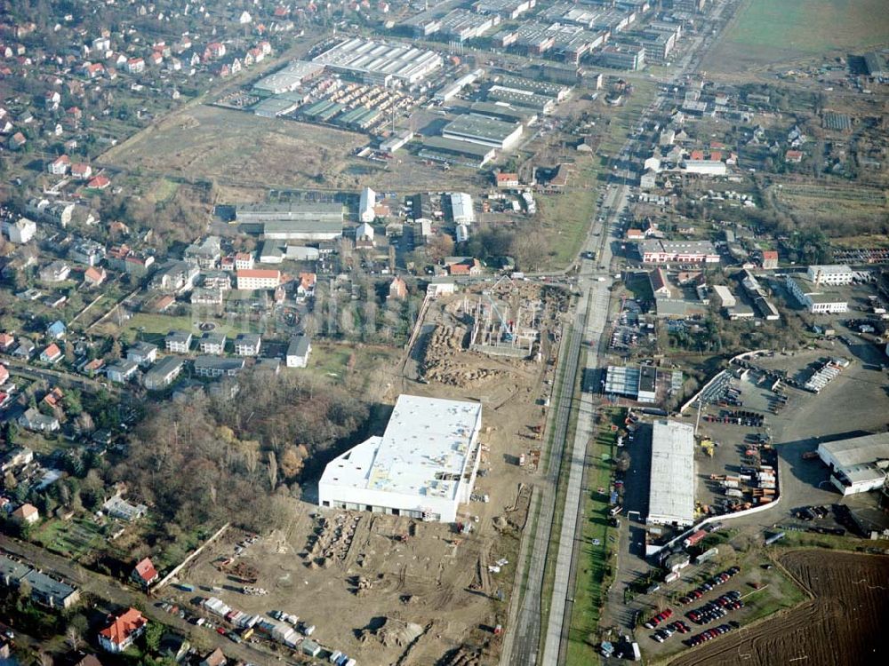 Luftbild Berlin - Mahlsdorf - Baustelle an der B1 in Berlin - Mahlsdorf zur Errichtung eines Baumarktes und versch. Gewerbeeinheiten.