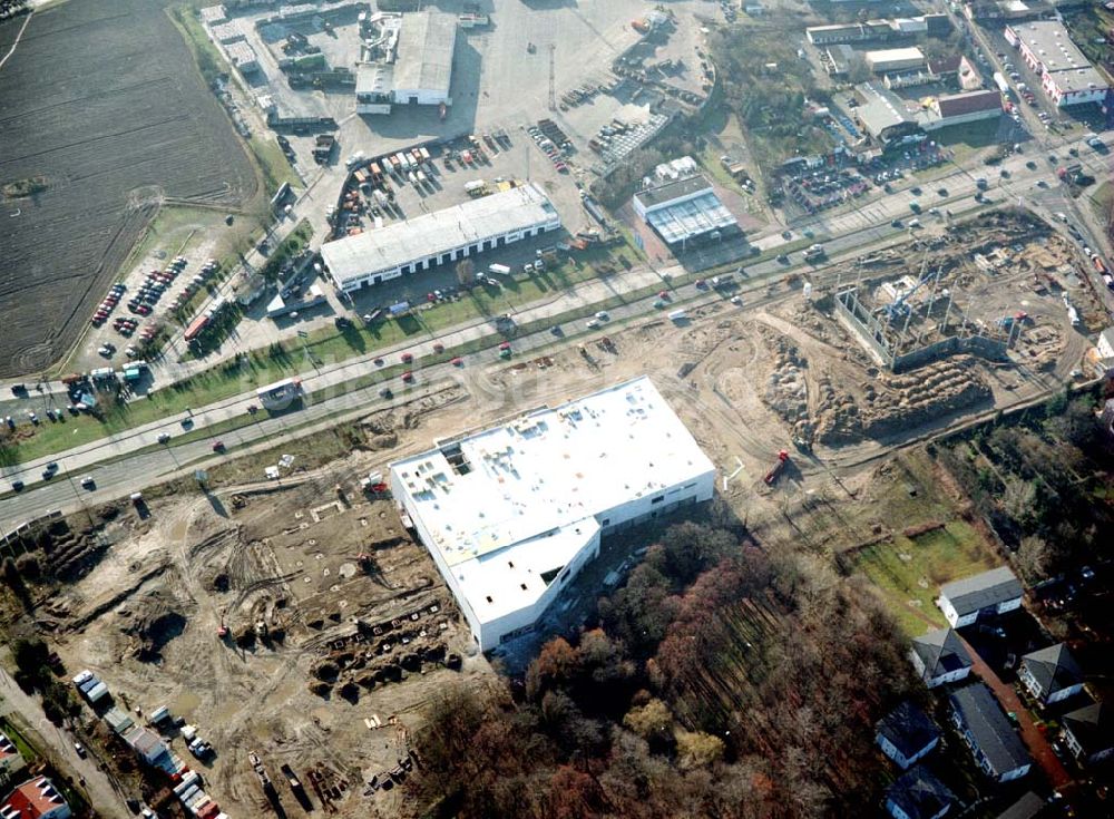 Berlin - Mahlsdorf von oben - Baustelle an der B1 in Berlin - Mahlsdorf zur Errichtung eines Baumarktes und versch. Gewerbeeinheiten.