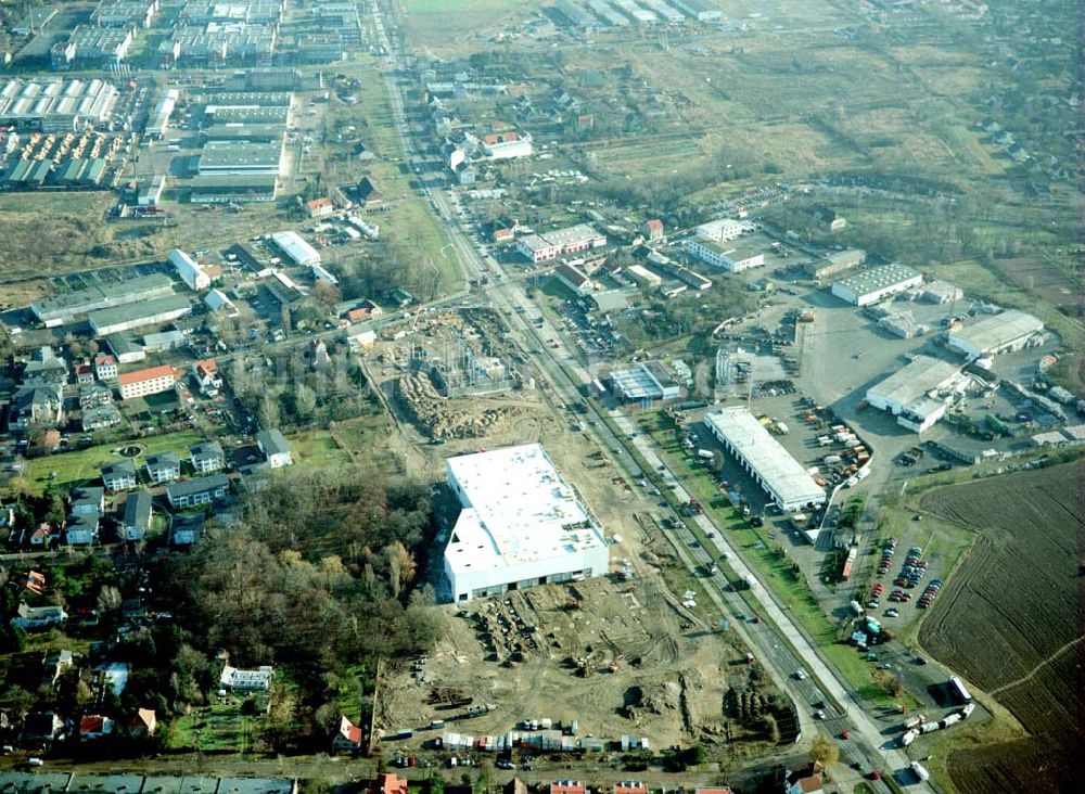 Berlin - Mahlsdorf aus der Vogelperspektive: Baustelle an der B1 in Berlin - Mahlsdorf zur Errichtung eines Baumarktes und versch. Gewerbeeinheiten.