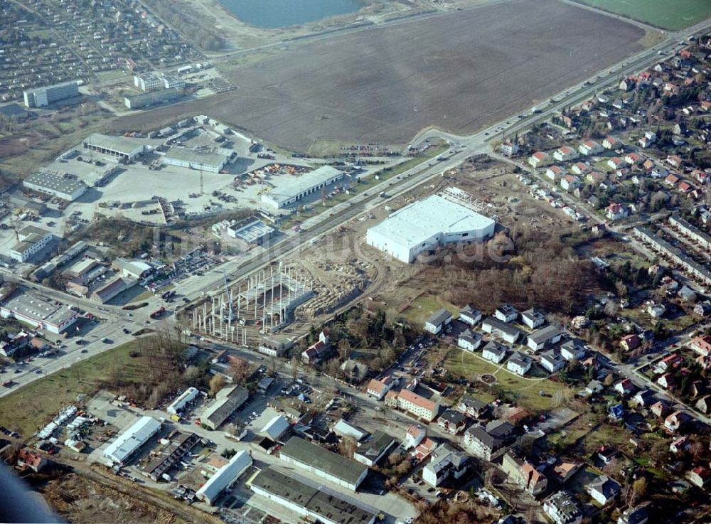 Luftaufnahme Berlin - Mahlsdorf - Baustelle an der B1 in Berlin - Mahlsdorf zur Errichtung eines Baumarktes und versch. Gewerbeeinheiten.