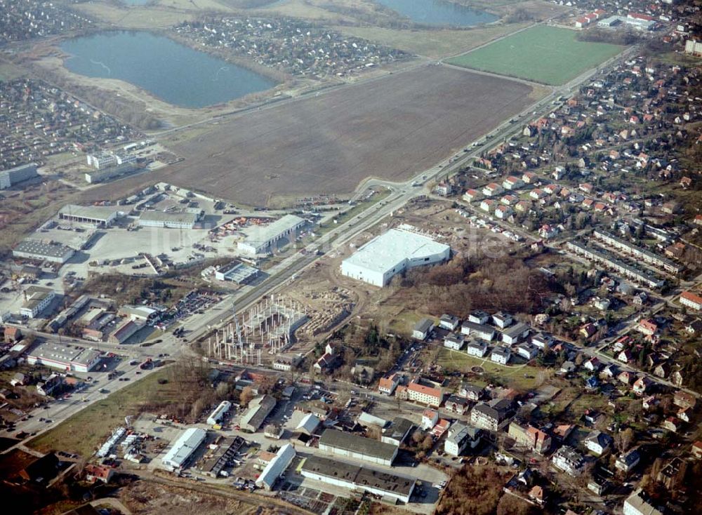 Berlin - Mahlsdorf aus der Vogelperspektive: Baustelle an der B1 in Berlin - Mahlsdorf zur Errichtung eines Baumarktes und versch. Gewerbeeinheiten.