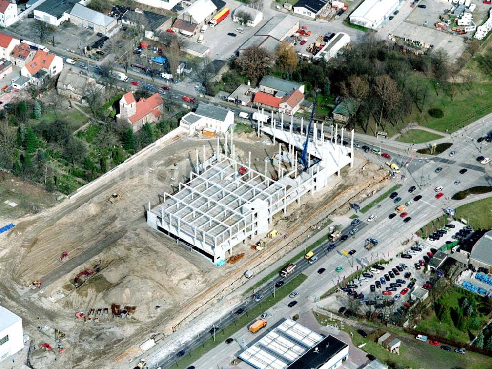 Luftbild Berlin - Mahlsdorf - Baustelle an der B1 in Berlin - Mahlsdorf zur Errichtung eines Baumarktes und versch. Gewerbeeinheiten.