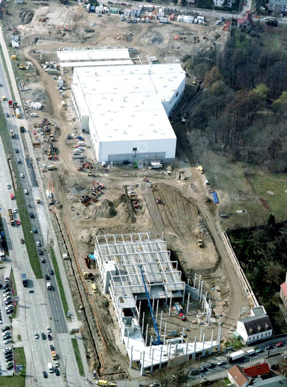 Luftaufnahme Berlin - Mahlsdorf - Baustelle an der B1 in Berlin - Mahlsdorf zur Errichtung eines Baumarktes und versch. Gewerbeeinheiten.