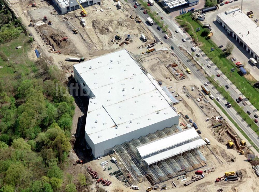 Berlin - Mahlsdorf aus der Vogelperspektive: Baustelle an der B1 in Berlin - Mahlsdorf zur Errichtung eines Baumarktes und versch. Gewerbeeinheiten.