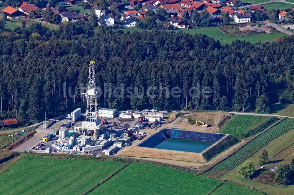 Luftbild Icking - Baustelle mit Bohrturm der Geothermie-Anlage Dorfen nahe Icking im Bundesland Bayern