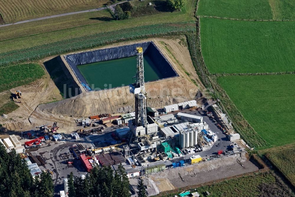 Icking aus der Vogelperspektive: Baustelle mit Bohrturm der Geothermie-Anlage Dorfen nahe Icking im Bundesland Bayern