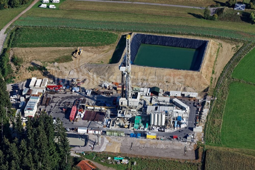 Luftbild Icking - Baustelle mit Bohrturm der Geothermie-Anlage Dorfen nahe Icking im Bundesland Bayern