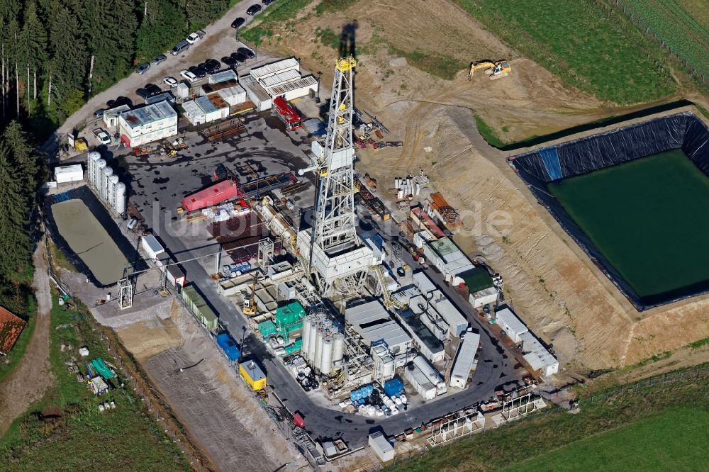 Icking aus der Vogelperspektive: Baustelle mit Bohrturm der Geothermie-Anlage Dorfen nahe Icking im Bundesland Bayern