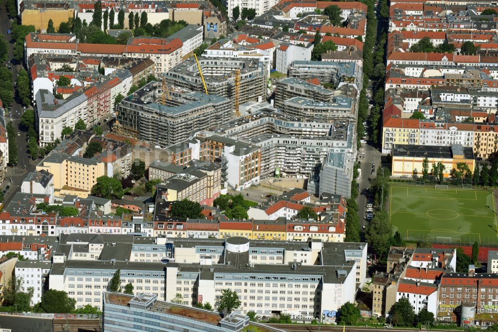 Berlin aus der Vogelperspektive: Baustelle Box Seven am Freudenberg- Areal im Wohngebiet an der Boxhagener Straße in Berlin Friedrichshain