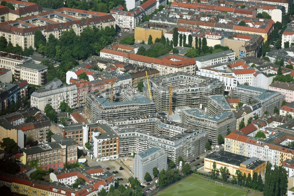 Luftaufnahme Berlin - Baustelle Box Seven am Freudenberg- Areal im Wohngebiet an der Boxhagener Straße in Berlin Friedrichshain