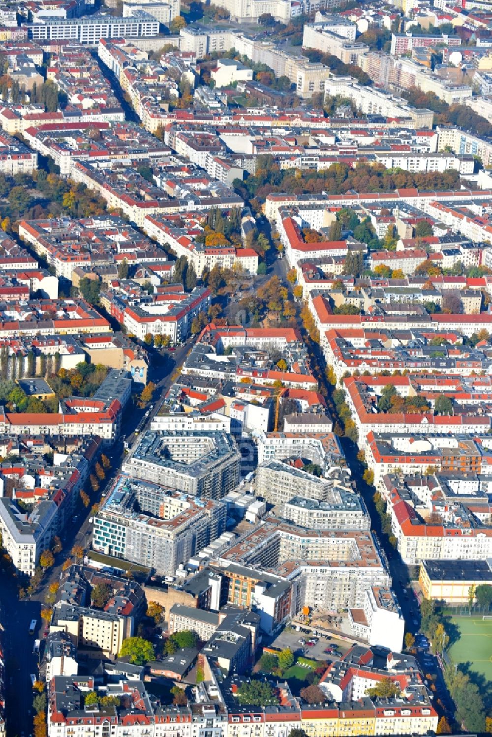 Berlin aus der Vogelperspektive: Baustelle Box Seven am Freudenberg- Areal im Wohngebiet an der Boxhagener Straße in Berlin Friedrichshain