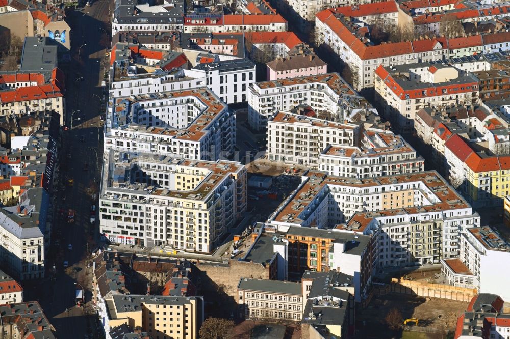 Berlin aus der Vogelperspektive: Baustelle Box Seven am Freudenberg- Areal im Wohngebiet an der Boxhagener Straße in Berlin Friedrichshain