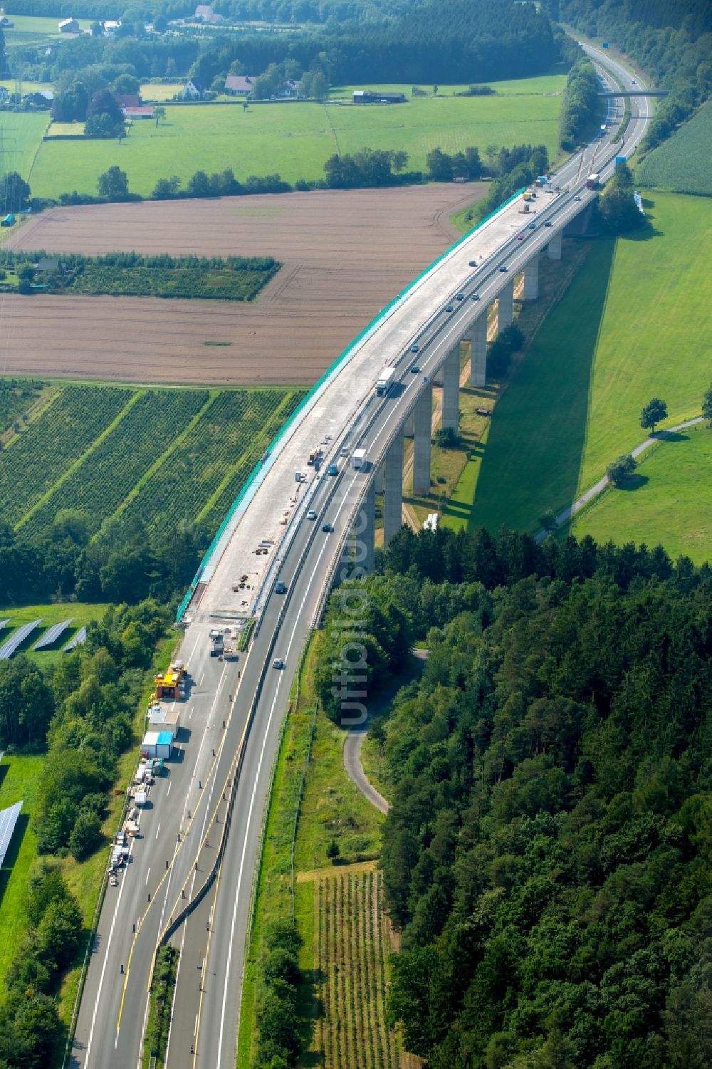 Luftaufnahme Meschede - Baustelle an der Brücke der A46 beim Ortsteil Wennemen in Meschede im Bundesland Nordrhein-Westfalen