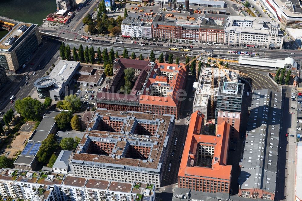 Berlin von oben - Baustelle am Büro- und Geschäftshaus- Ensemble Oberbaum City im Ortsteil Friedrichshain in Berlin