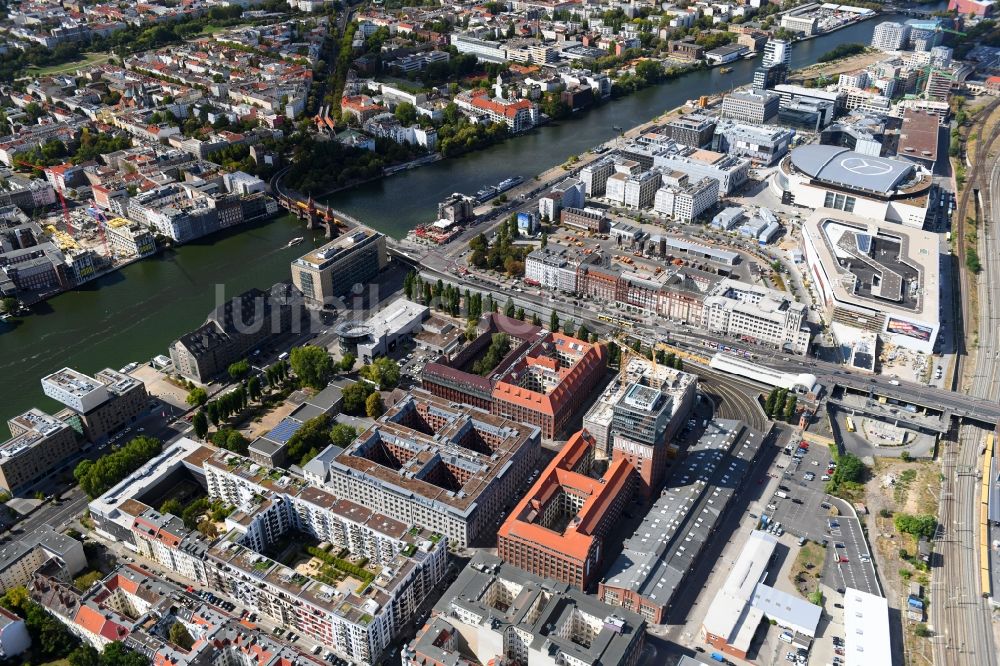 Berlin aus der Vogelperspektive: Baustelle am Büro- und Geschäftshaus- Ensemble Oberbaum City im Ortsteil Friedrichshain in Berlin