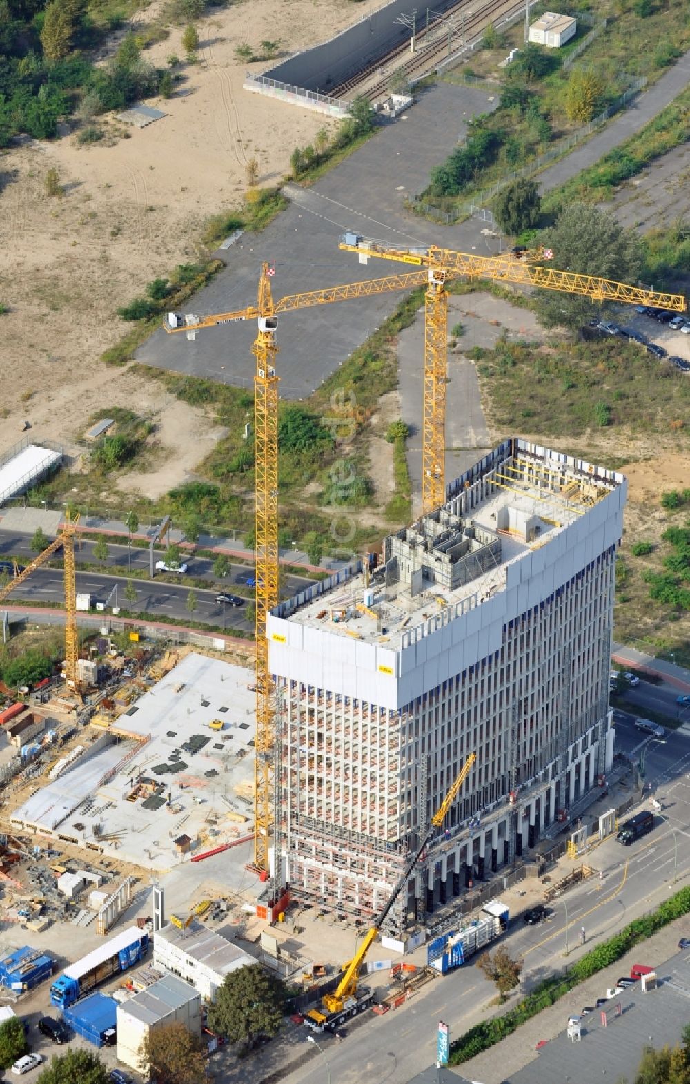 Berlin aus der Vogelperspektive: Baustelle Büro- Hochhaus Tour Total auf dem Gelände der Europacity an der Heidestraße in Berlin