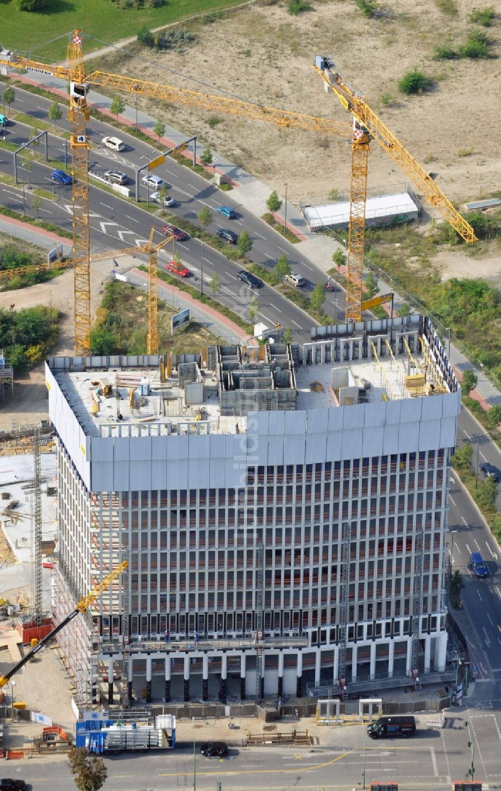 Luftaufnahme Berlin - Baustelle Büro- Hochhaus Tour Total auf dem Gelände der Europacity an der Heidestraße in Berlin